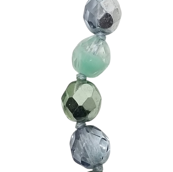 VINTAGE DAINTY BLUE, GREEN & CRYSTAL COLOR FACETED GLASS BEAD NECKLACE - Picture 6 of 7